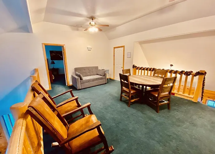 Beautiful And River Ranch For Up To 120 People Lodge *
