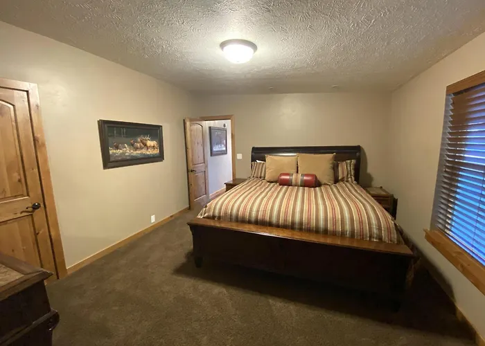 Beautiful And River Ranch For Up To 120 People Lodge *